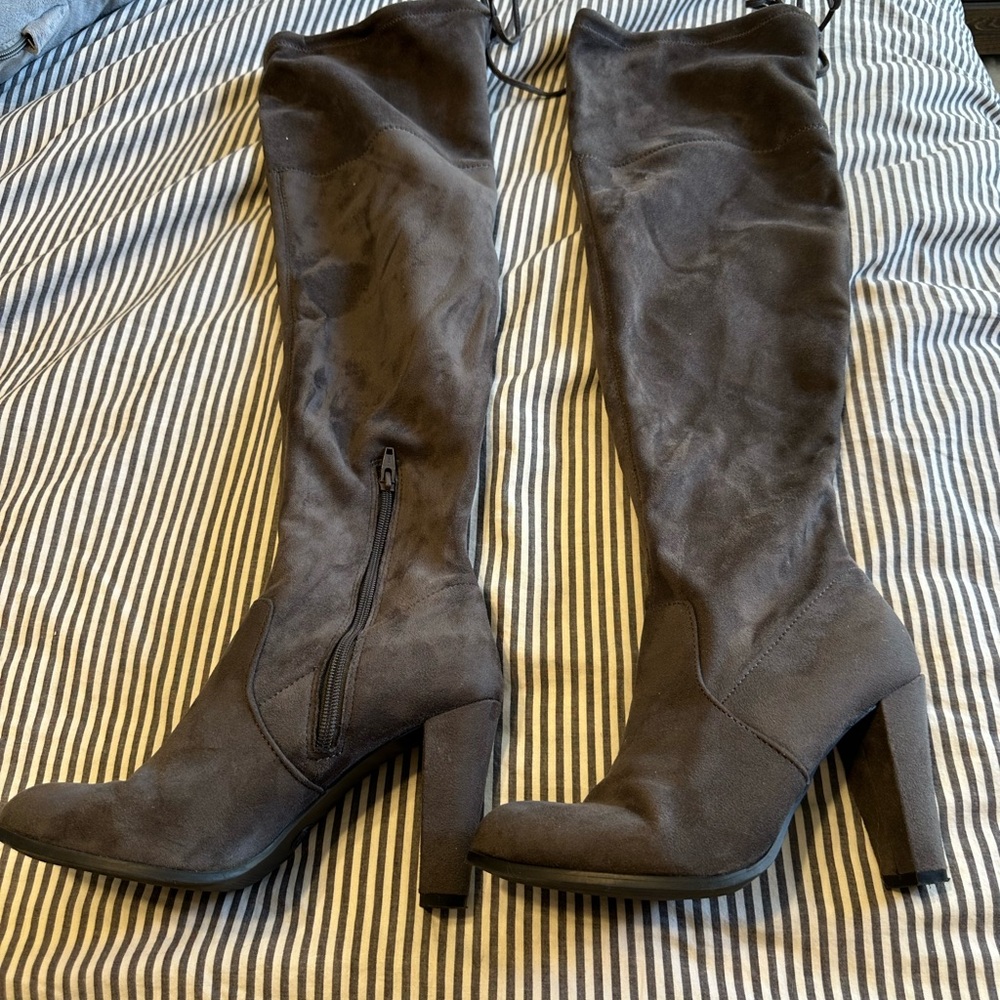 Never Before Worn Gray Over the Knee Women's Boots size 8 - Picture 3 of 4